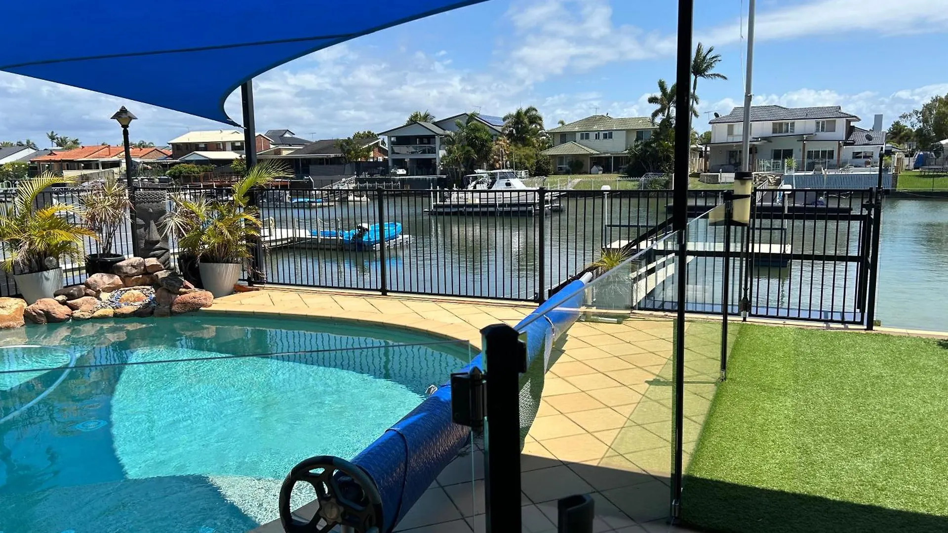 Holiday home Canal Living 3 Bed Or 1 Bed With Pool Redcliffe